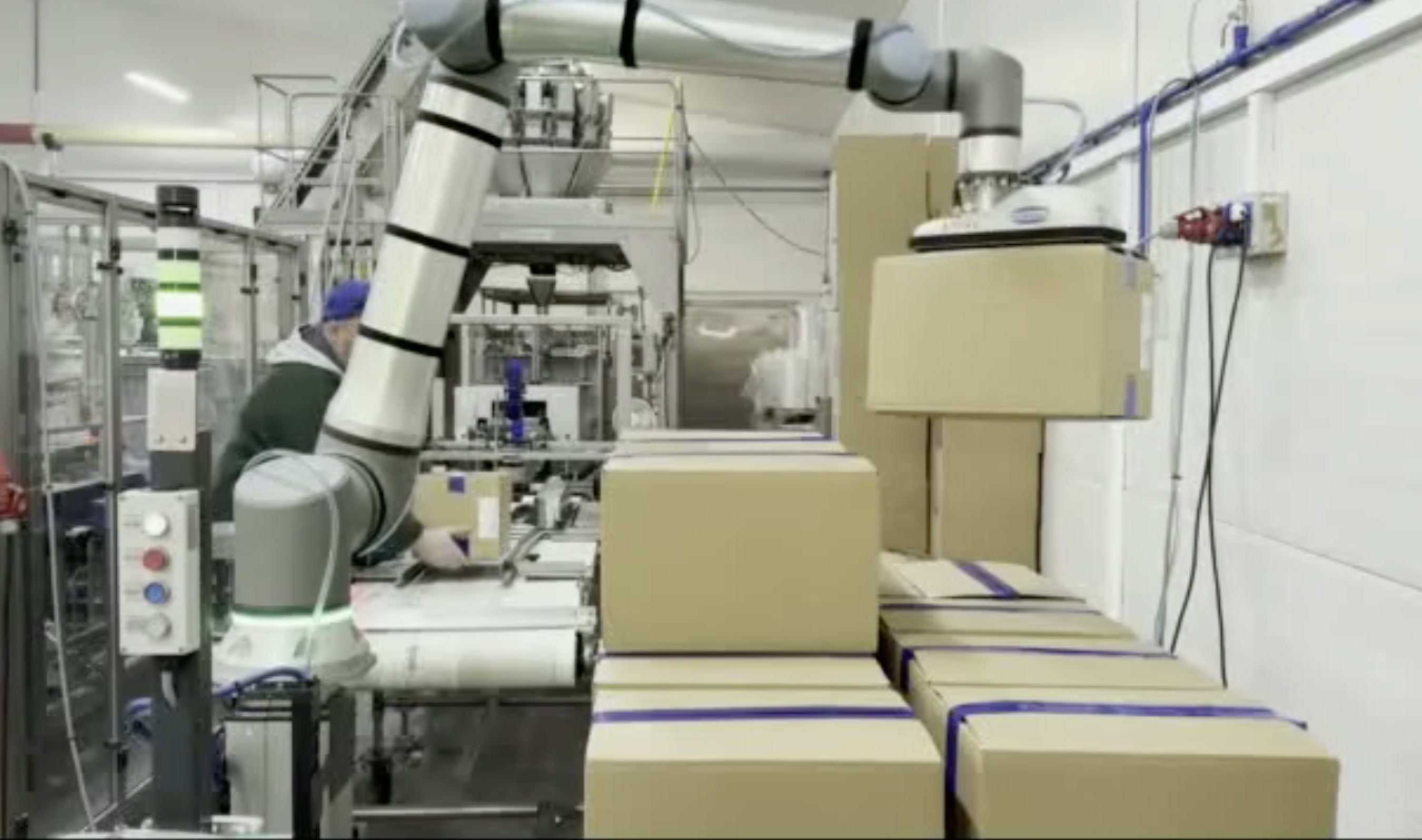 Industrial robot on a packaging workstation
